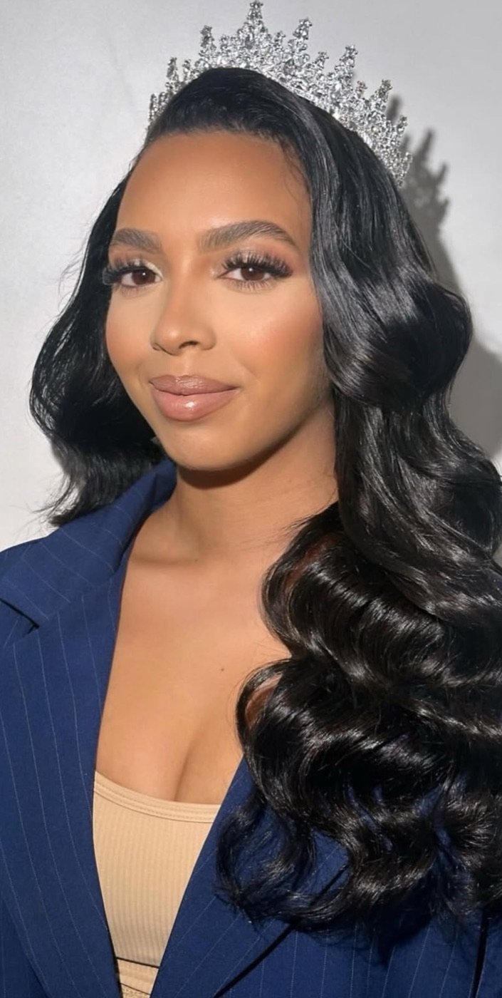 Wavy brushing volumineux et diadème pour un événement